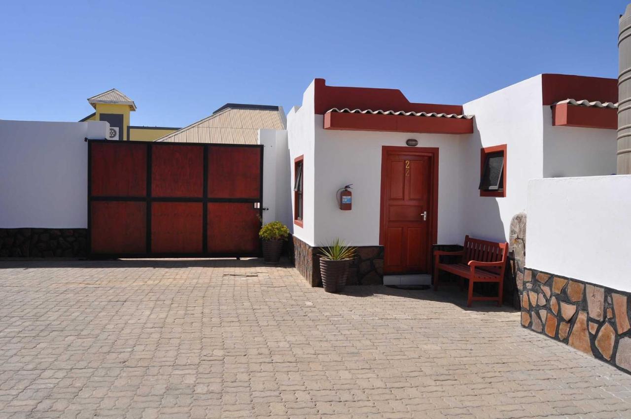 Timo's guesthouse accommodation Lüderitz Esterno foto